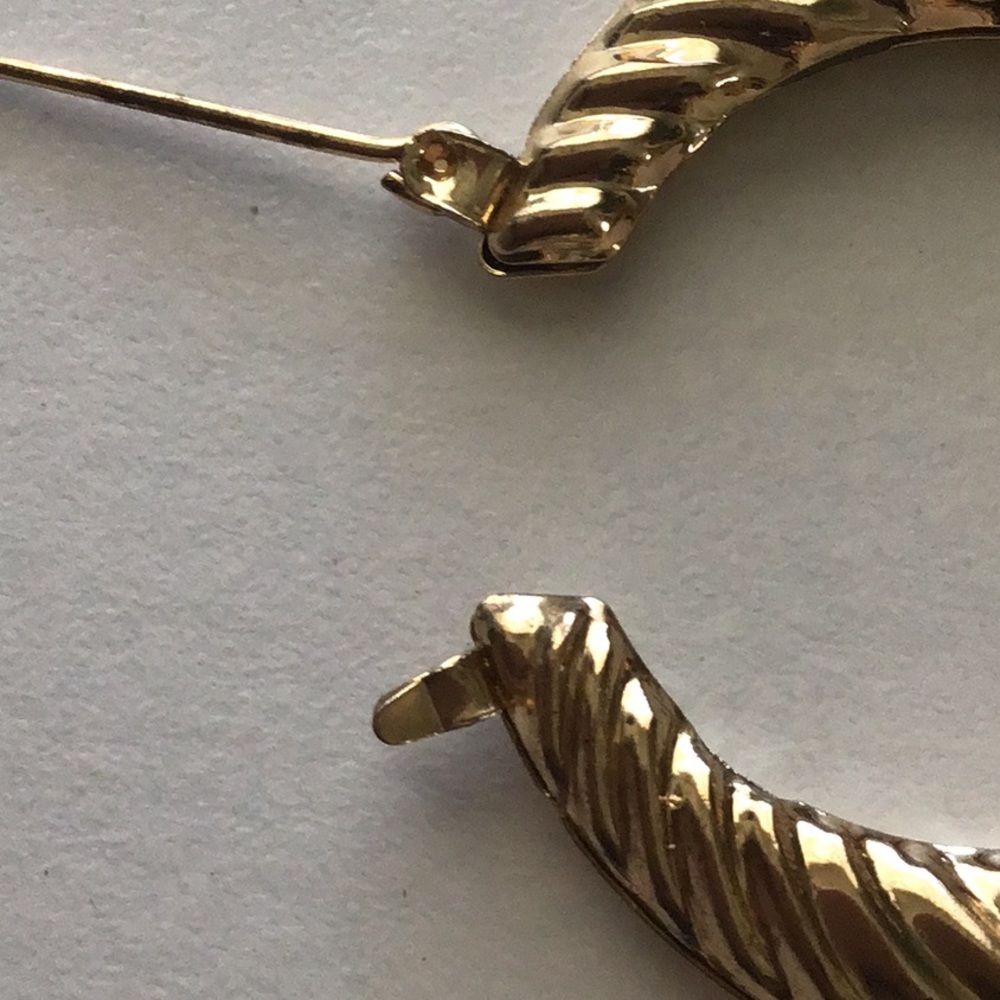 Gold loop earrings - Picture 3 of 3